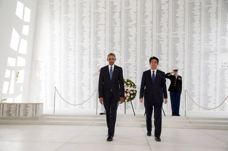 美國總統歐巴馬與日本首相安倍晉三27日在珍珠港向美軍陣亡將士獻花致意。(白宮臉書) 美國總統歐巴馬與日本首相安倍晉三27日在珍珠港向美軍陣亡將士獻花致意。(白宮臉書)