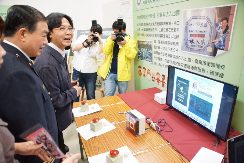 在展覽現場擁有各項闖關設施,讓民眾可以實際體驗移民署各項便利服務(圖 / 內政部移民署) 在展覽現場擁有各項闖關設施,讓民眾可以實際體驗移民署各項便利服務(圖 / 內政部移民署)