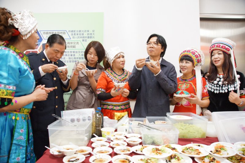 來自各國的美味佳餚,讓現場的貴賓們一同感受移民署 10 週年的工作成果(圖 / 內政部移民署) 來自各國的美味佳餚,讓現場的貴賓們一同感受移民署 10 週年的工作成果(圖 / 內政部移民署)