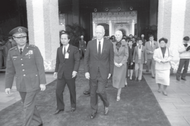 1988年1月26日上午,美國在臺協會臺北辦事處處長丁大衛夫婦(左三、左四)到圓山忠烈祠向故總統蔣經國致悼。(遠足文化提供) 1988年1月26日上午,美國在臺協會臺北辦事處處長丁大衛夫婦(左三、左四)到圓山忠烈祠向故總統蔣經國致悼。(遠足文化提供)