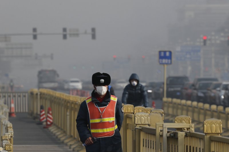 中國北京交警戴口罩指揮交通(AP) 中國北京交警因霧霾而戴口罩指揮交通(AP)