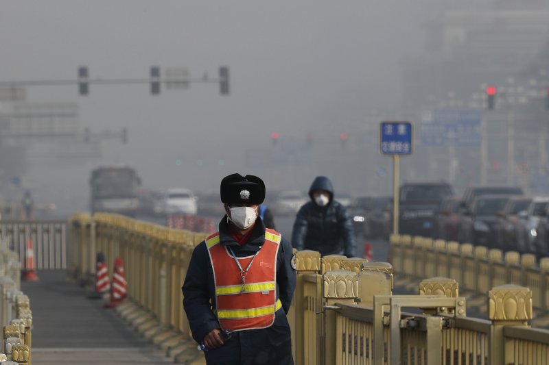 中國北京交警因霧霾而戴口罩指揮交通（AP）