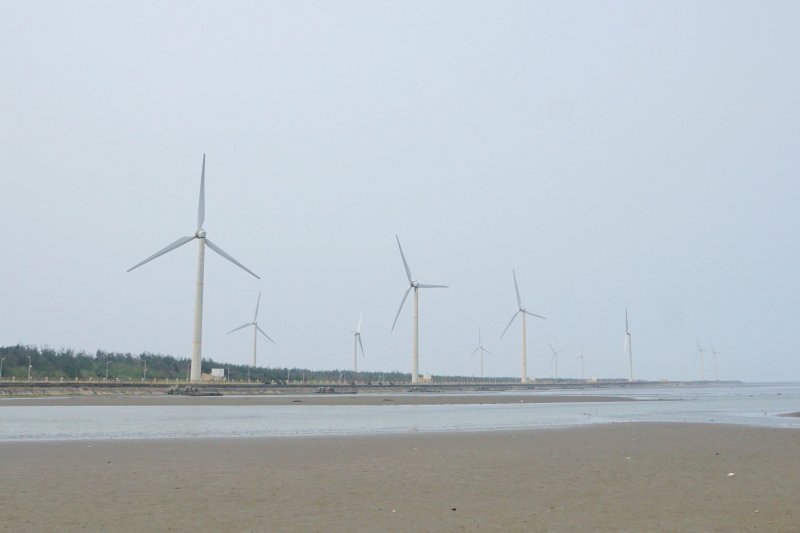 台中高美濕地的風力發電機。(盧逸峰攝) 台中高美濕地的風力發電機。(盧逸峰攝)