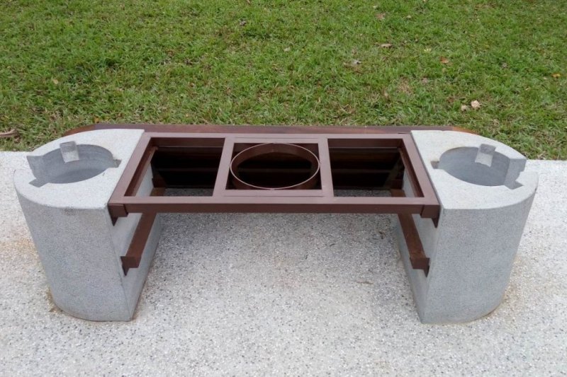 搬開椅面後是多口爐灶。(台北市公園處提供) 搬開椅面後是多口爐灶。(台北市公園處提供)