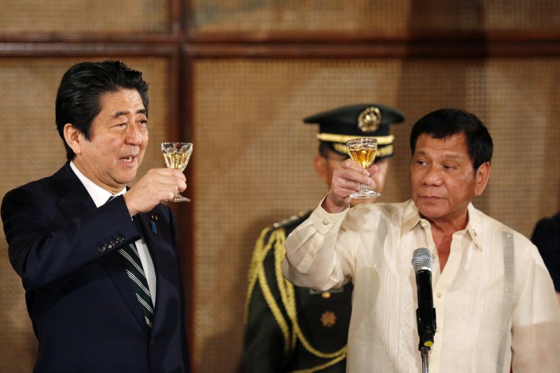 安倍晉三與杜特蒂。(美聯社) 安倍晉三與杜特蒂。(美聯社)