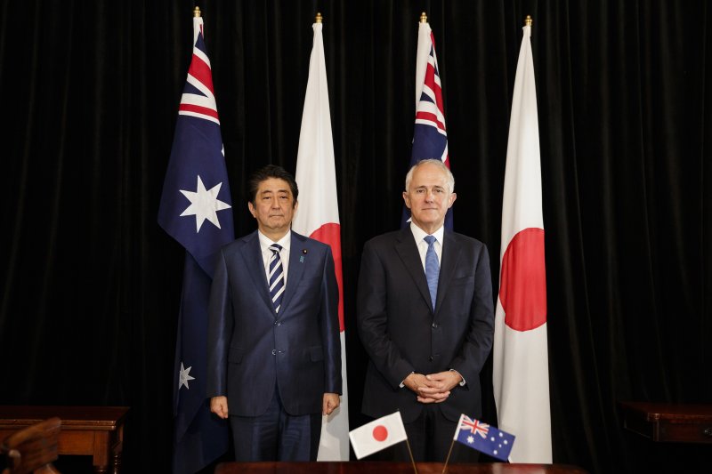 安倍晉三與澳洲總理騰博。(美聯社) 安倍晉三與澳洲總理騰博。(美聯社)