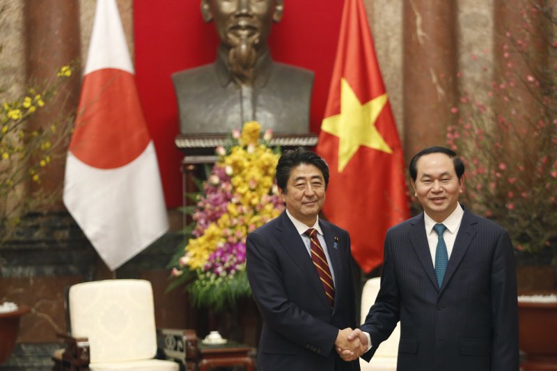 安倍晉三與越南國家主席陳大光。(美聯社) 安倍晉三與越南國家主席陳大光。(美聯社)