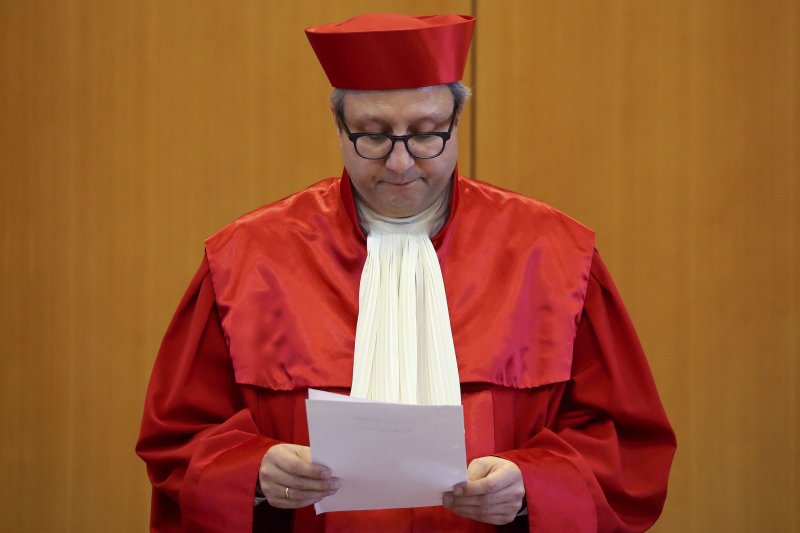 憲法法院院長佛斯庫勒(Andreas Voßkuhle)在宣佈判決時表示,「這項結果可能會令一些人感到不悅,但是解散政黨的決議不該由意識形態決定」。(美聯社) 憲法法院院長佛斯庫勒(Andreas Voßkuhle)在宣佈判決時表示,「這項結果可能會令一些人感到不悅,但是解散政黨的決議不該由意識形態決定」。(美聯社)