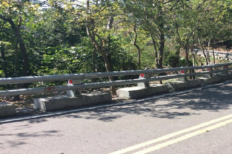 往霧台的山路上,唯我獨步。(寇延丁攝) 往霧台的山路上,唯我獨步。(寇延丁攝)