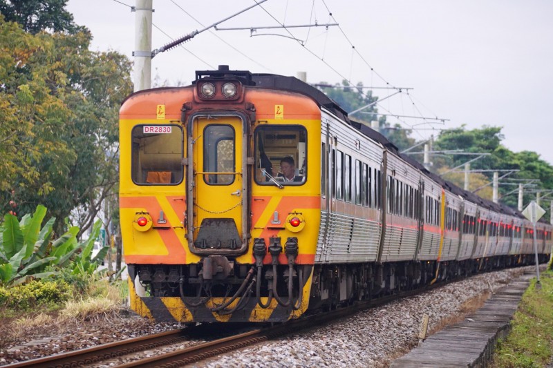 20170129-行駛於台鐵花東線的柴聯自強號列車。(盧逸峰攝) 20170129-行駛於台鐵花東線的柴聯自強號列車。(盧逸峰攝)