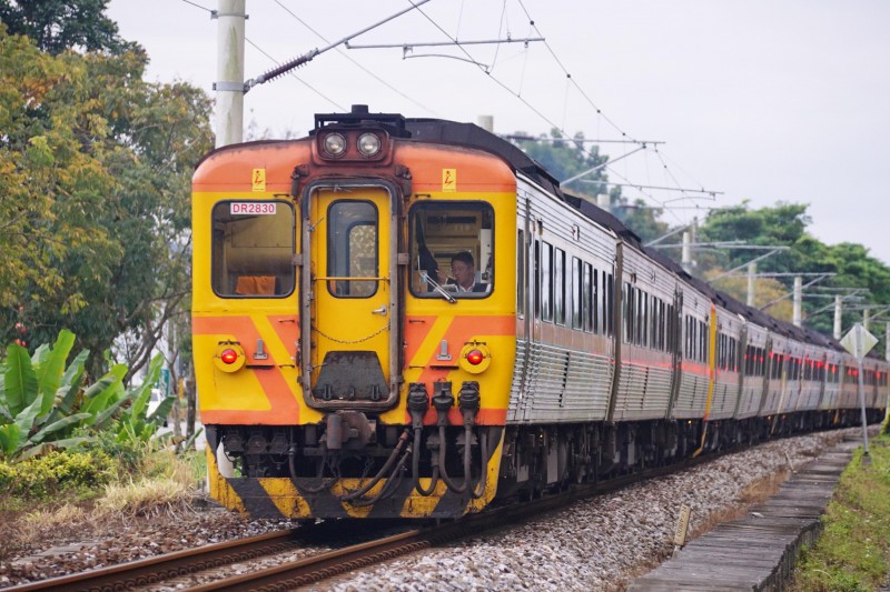 20170129-行駛於台鐵花東線的柴聯自強號列車。（盧逸峰攝）