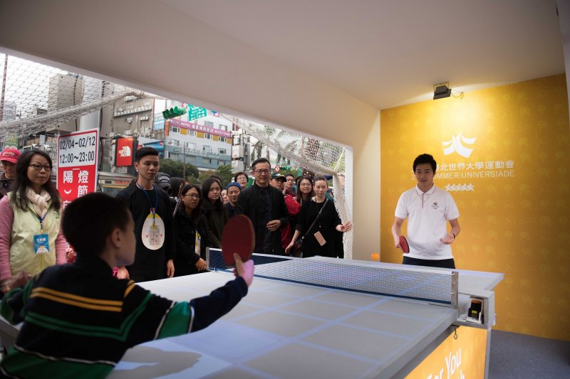 台灣桌球好手江宏傑身為台北燈節，於燈節開幕式前與小朋友開心體驗世大運互動燈區（北市府）