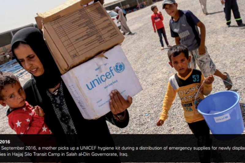 伊拉克一名母親在難民營領取物資。(翻攝UNICEF年度報告) 伊拉克一名母親在難民營領取物資。(翻攝UNICEF年度報告)