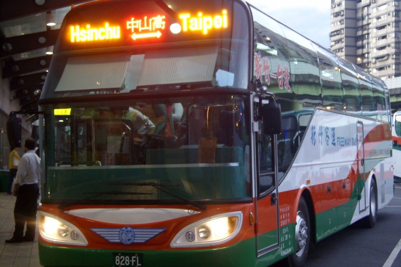 公路總局今天宣布,已經協調客運業者暫緩調漲,3月1日起才會調漲。圖為國道客運車輛。(圖/Rico C. C. Shen@flickr)