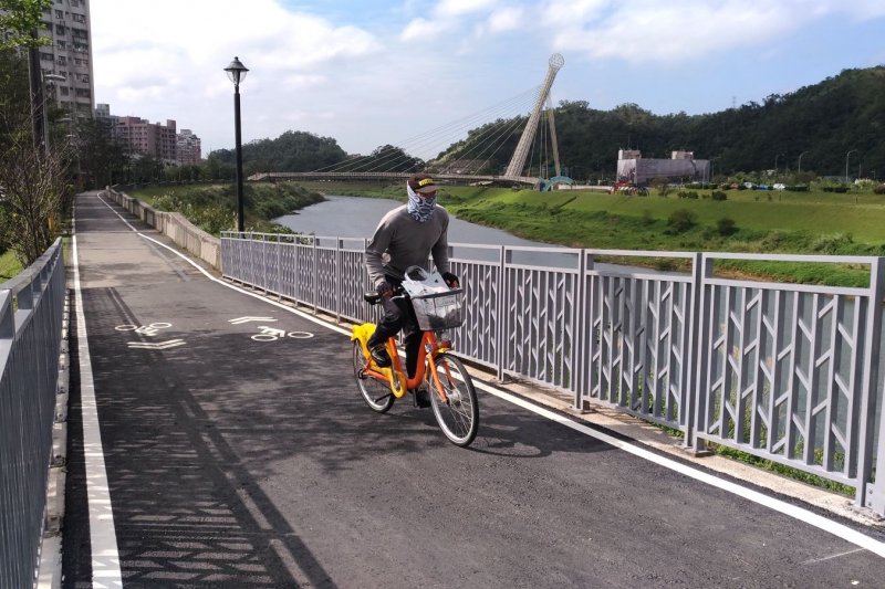 基隆河畔自行車道沿途景觀迷人，新北市政府將汐止五堵火車站附近的車道再往上游延伸2公里，2月中下旬即將完工。（取自新北市政府高灘地工程管理處網站）