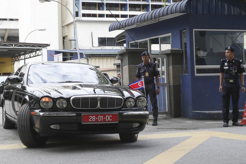 北韓官員14日前往吉隆坡中央醫院要求領回金正男的遺體,但遭大馬政府拒絕。(美聯社) 北韓官員14日前往吉隆坡中央醫院要求領回金正男的遺體,但遭大馬政府拒絕。(美聯社)
