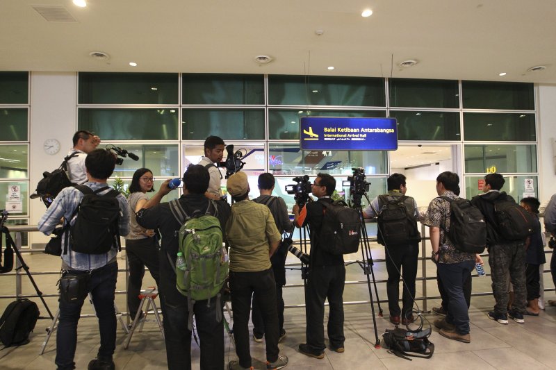 大批媒體20日傍晚在吉隆坡機場苦候金韓松。(美聯社) 大批媒體20日傍晚在吉隆坡機場苦候金韓松。(美聯社)