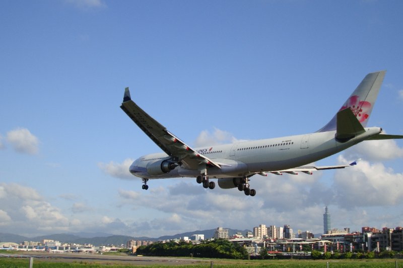 有「飛機巷」之稱的濱江街180巷，中華航空A330-300進場降落（CCY18999@Wikipedia / CC BY-SA 3.0）