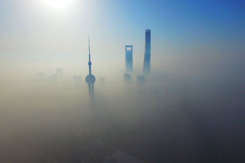 中國霧霾，2016年4月14日航拍的上海浦東陸家嘴高層建築群。（新華社）