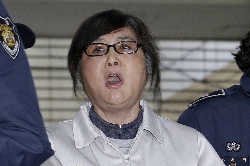 南韓總統朴槿惠10日因「親信門」醜聞遭彈劾解職,醜聞另一位女主角崔順實(AP) 南韓總統朴槿惠10日因「親信門」醜聞遭彈劾解職,醜聞另一位女主角崔順實(AP)