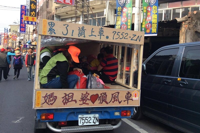 累了,沿途都有車可暫歇。(寇延丁提供) 累了,沿途都有車可暫歇。(寇延丁提供)