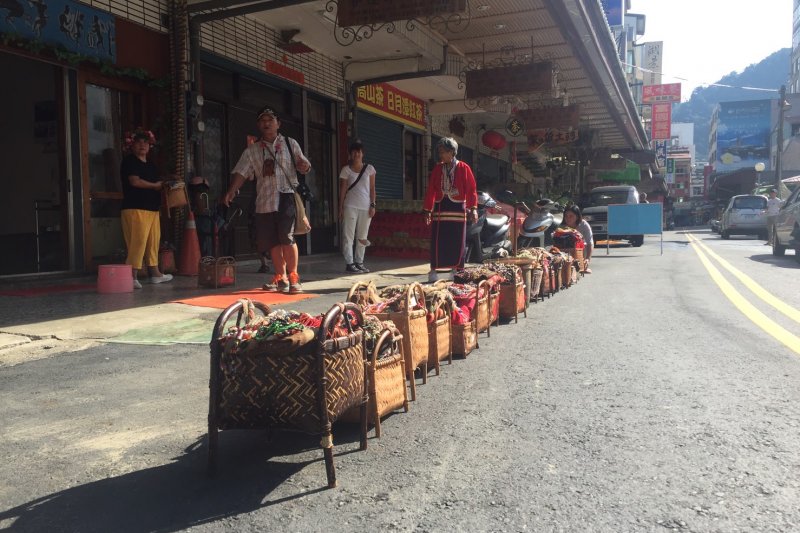 邵族人以前每戶都有祭司場,可以舉行傳統祭典,祈求收成豐收,因土地都已被公有化或流入私有,祭典只能在馬路邊舉行。(邵族民族議會提供) 邵族人以前每戶都有祭司場,可以舉行傳統祭典,祈求收成豐收,因土地都已被公有化或流入私有,祭典只能在馬路邊舉行。(邵族民族議會提供)