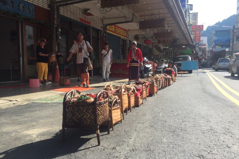 邵族人以前每戶都有祭司場，可以舉行傳統祭典，祈求收成豐收，因土地都已被公有化或流入私有，祭典只能在馬路邊舉行。（邵族民族議會提供）