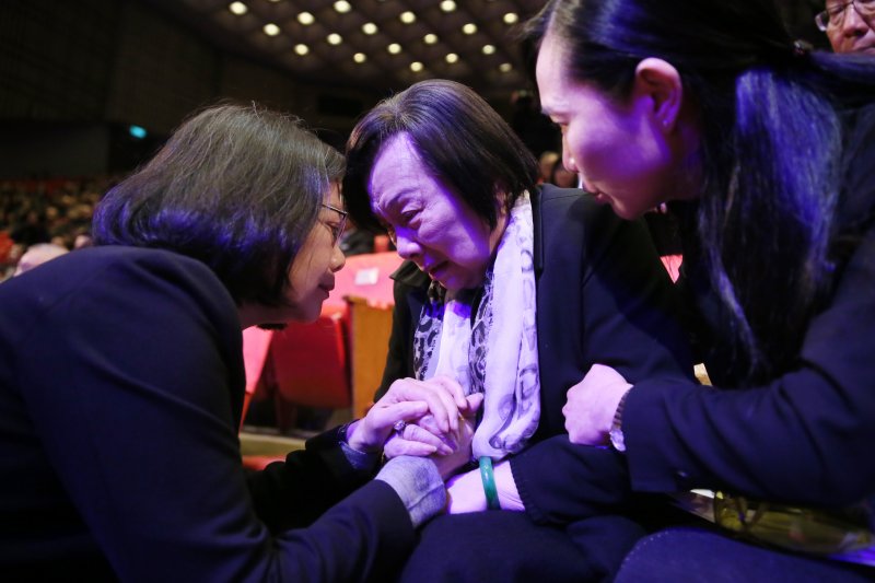 蔡英文總統出席「辜成允先生懷念音樂會」,慰問辜母辜嚴倬雲(總統府) 蔡英文總統出席「辜成允先生懷念音樂會」,慰問辜母辜嚴倬雲(總統府)