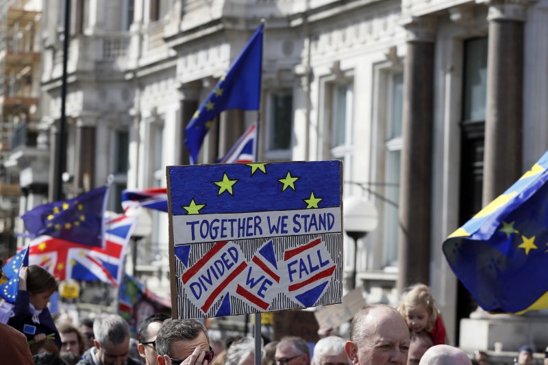 英國倫敦數千民眾走上街頭，抗議英國即將脫歐（AP）