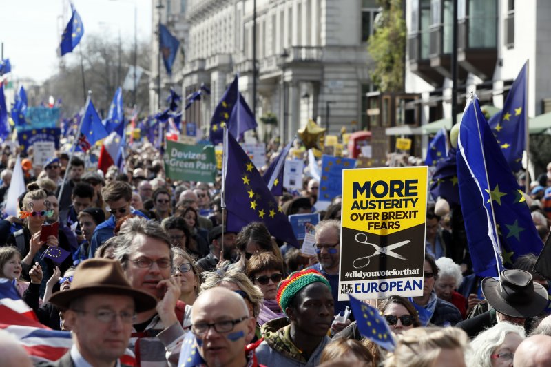 英國倫敦數千民眾走上街頭，抗議英國即將脫歐（AP）