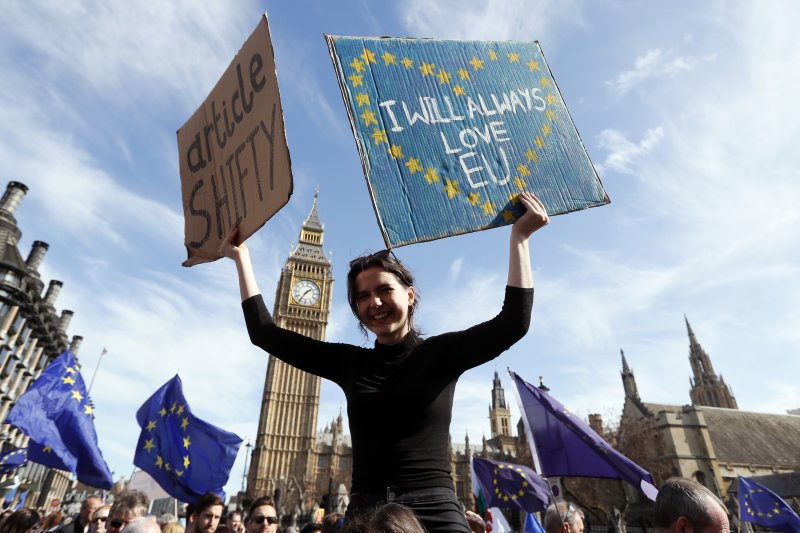 英國倫敦數千民眾25日走上街頭,抗議英國脫歐(AP) 英國倫敦數千民眾25日走上街頭,抗議英國脫歐(AP)