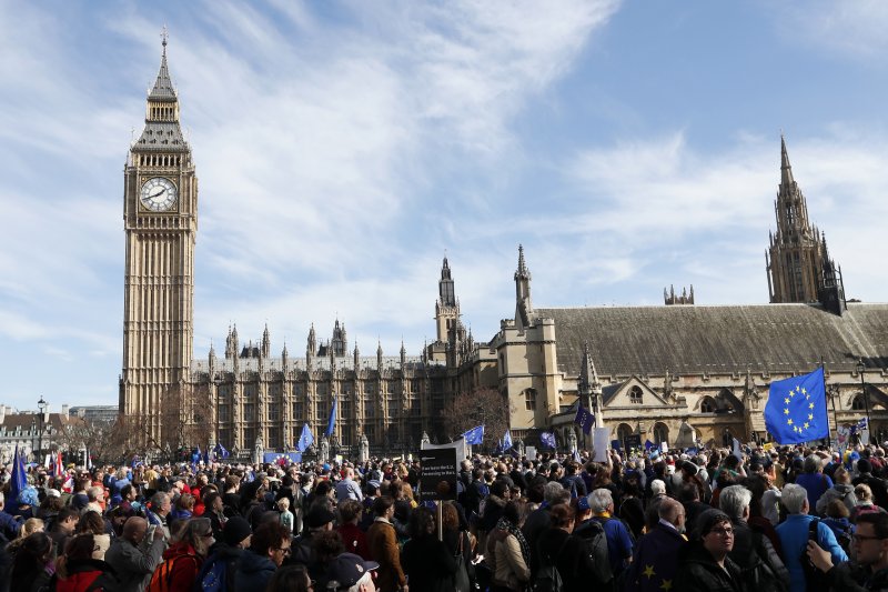 英國倫敦數千民眾25日走上街頭，抗議英國脫歐（AP）