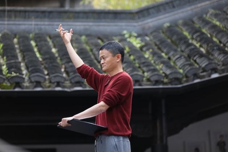 馬雲在湖畔大學開講(取自中國新浪科技網) 馬雲在湖畔大學開講(取自中國新浪科技網)
