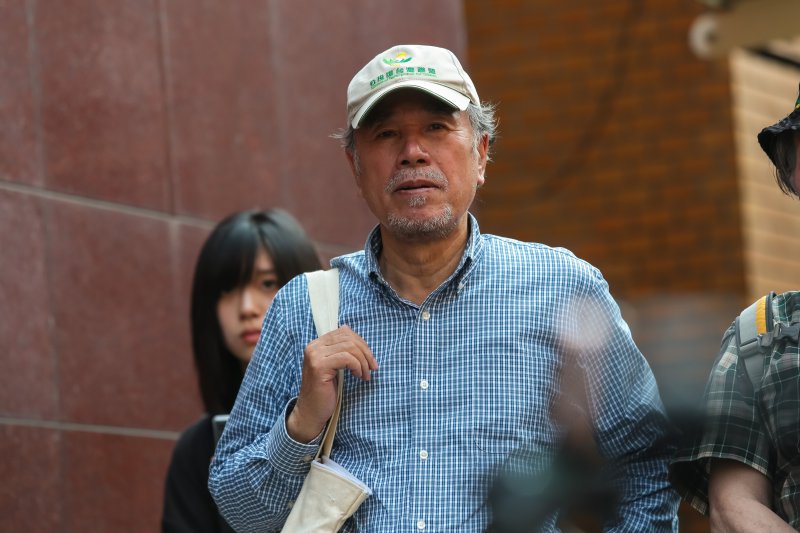 201704010-太陽花學運佔領行政院案10日宣判,涉案人至北院聽判後於院外召開記者會,蔡丁貴至現場聆聽。(顏麟宇攝) 201704010-太陽花學運佔領行政院案10日宣判,涉案人至北院聽判後於院外召開記者會,蔡丁貴至現場聆聽。(顏麟宇攝)