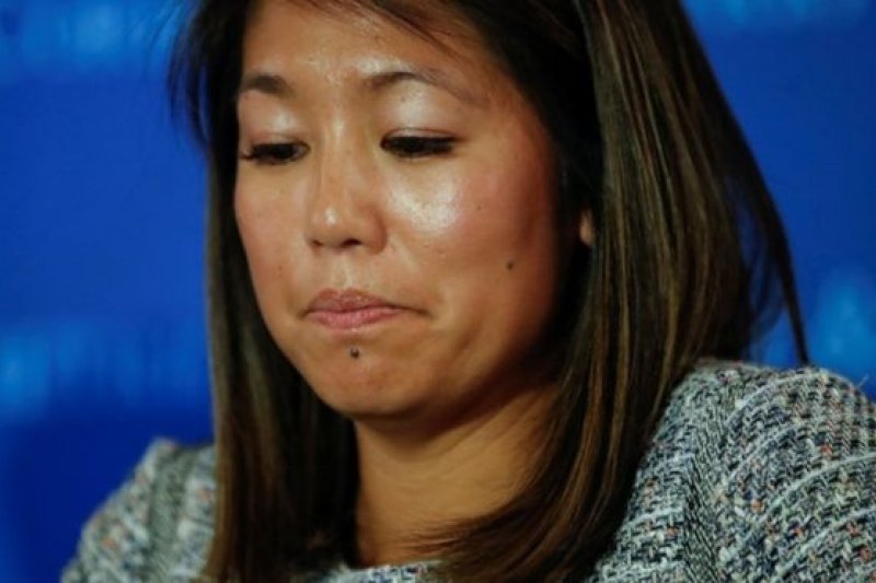 美國聯合航空強拖乘客杜成德下機,他女兒13日譴責聯航的行為(BBC中文網) 美國聯合航空強拖乘客杜成德下機,他女兒13日譴責聯航的行為(BBC中文網)