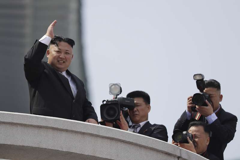 北韓15日慶祝創建者金正日105歲冥誕「太陽節」,最高領導人金正恩在首都平壤主持閱兵大典(AP) 北韓15日慶祝創建者金正日105歲冥誕「太陽節」,最高領導人金正恩在首都平壤主持閱兵大典(AP)