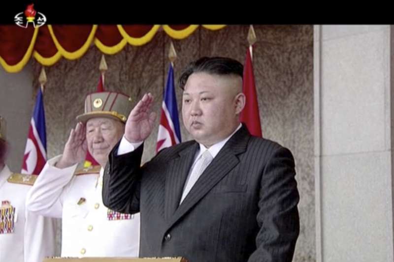 北韓15日慶祝創建者金正日105歲冥誕「太陽節」,最高領導人金正恩在首都平壤主持閱兵大典(AP) 北韓15日慶祝創建者金正日105歲冥誕「太陽節」,最高領導人金正恩在首都平壤主持閱兵大典(AP)