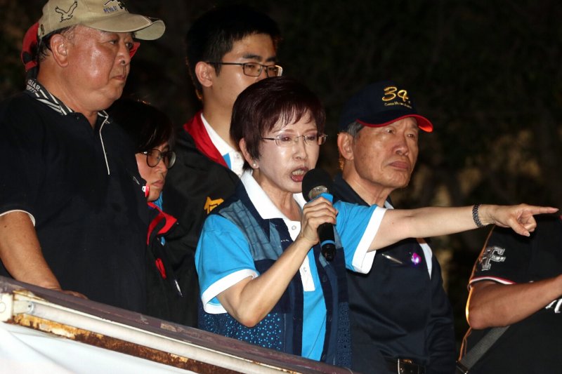 監督年金改革聯盟於立法院周遭進行夜宿圍城活動,國民黨主席參選人洪秀柱到場致意。(蘇仲泓攝) 監督年金改革聯盟於立法院周遭進行夜宿圍城活動,國民黨主席參選人洪秀柱到場致意。(蘇仲泓攝)