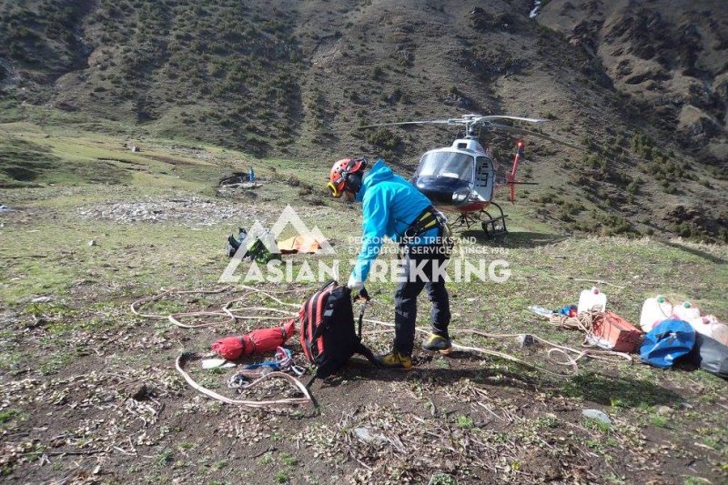 在尼泊爾山區失蹤、獲救的台灣健行客梁聖岳，這是直昇機救援的準備工作（Asian Trekking 臉書）