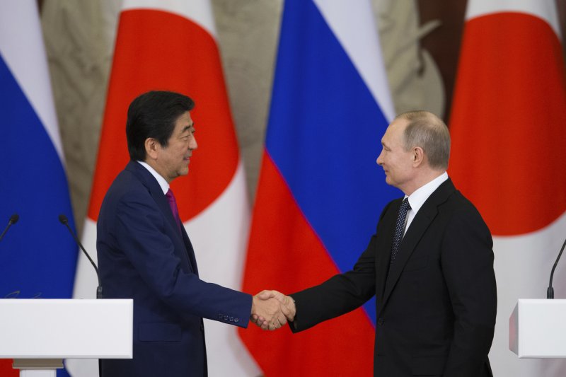 日本首相安倍晉安與俄羅斯總統普京。(美聯社) 日本首相安倍晉安與俄羅斯總統普京。(美聯社)