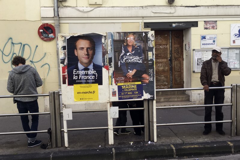 法國南部城市馬賽的某間學校外頭,總統候選人勒潘的海報(右)遭破壞(美聯社) 法國南部城市馬賽的某間學校外頭,總統候選人勒潘的海報(右)遭破壞(美聯社)