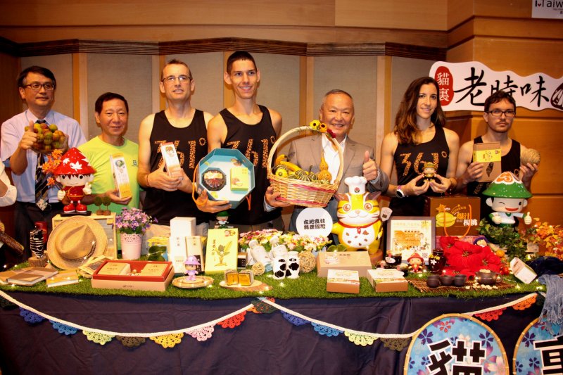 徐耀昌在記者會上推介「貓裏老時味、十大等路」(圖/苗栗縣政府提供) 徐耀昌在記者會上推介「貓裏老時味、十大等路」(圖/苗栗縣政府提供)