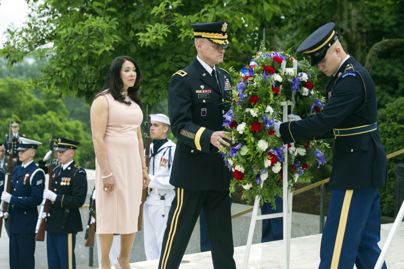 美軍29日在阿靈頓國家公墓舉行甘迺迪百歲冥誕紀念儀式。(AP) 美軍29日在阿靈頓國家公墓舉行甘迺迪百歲冥誕紀念儀式。(AP)