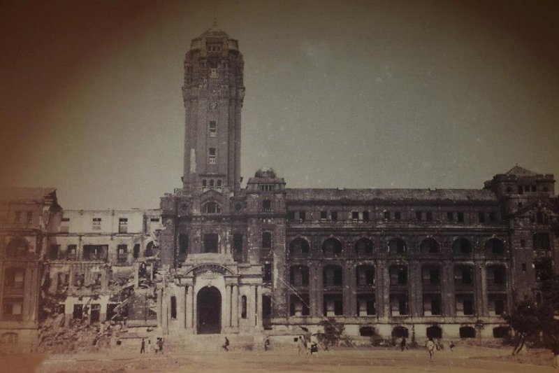 二戰時被轟炸過的台灣總督府。(wikipedia/C.C BY-SA 3.0) 二戰時被轟炸過的台灣總督府。(wikipedia/C.C BY-SA 3.0)