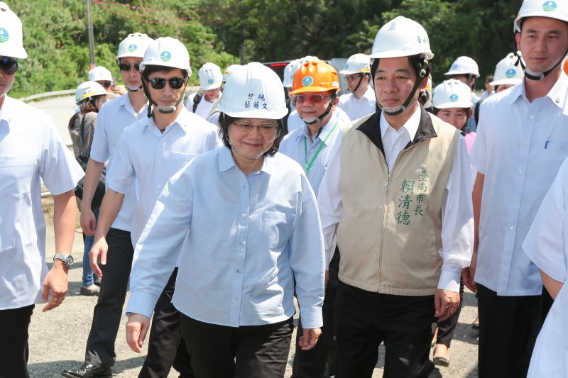 20170609-總統蔡英文、台南市長賴清德 9日至白河水庫壩頂視察「白河水庫改善計劃」。(顏麟宇攝) 20170609-總統蔡英文、台南市長賴清德 9日至白河水庫壩頂視察「白河水庫改善計劃」。(顏麟宇攝)