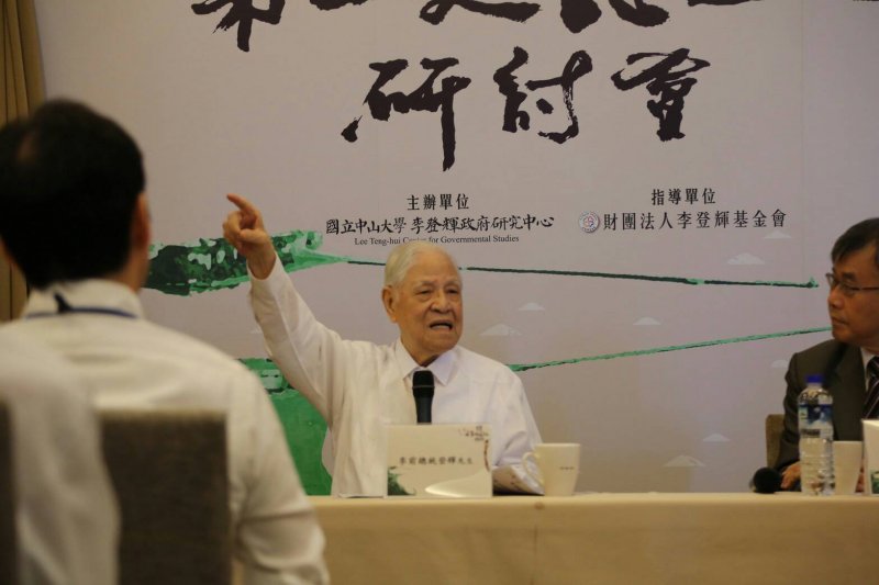 談到對於台南市長賴清德日前說出「親中愛台」的看法。李登輝說,「賴清德你這樣愛中愛台,你要怎麼愛,我嘸知啦。」(李登輝辦公室提供) 談到對於台南市長賴清德日前說出「親中愛台」的看法。李登輝說,「賴清德你這樣愛中愛台,你要怎麼愛,我嘸知啦。」(李登輝辦公室提供)