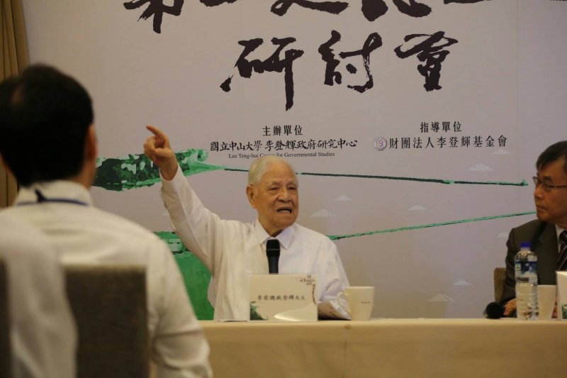 談到對於台南市長賴清德日前說出「親中愛台」的看法。李登輝說，「賴清德你這樣愛中愛台，你要怎麼愛，我嘸知啦。」（李登輝辦公室提供）