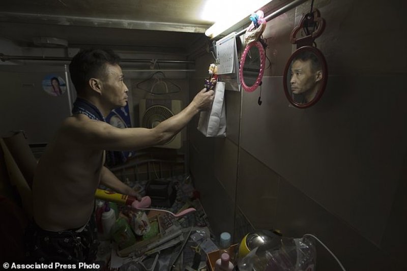 香港居民的貧富差距極大,窮人往往只有僅供屈身歇息的一床空位。(美聯社) 香港居民的貧富差距極大,窮人往往只有僅供屈身歇息的一床空位。(美聯社)
