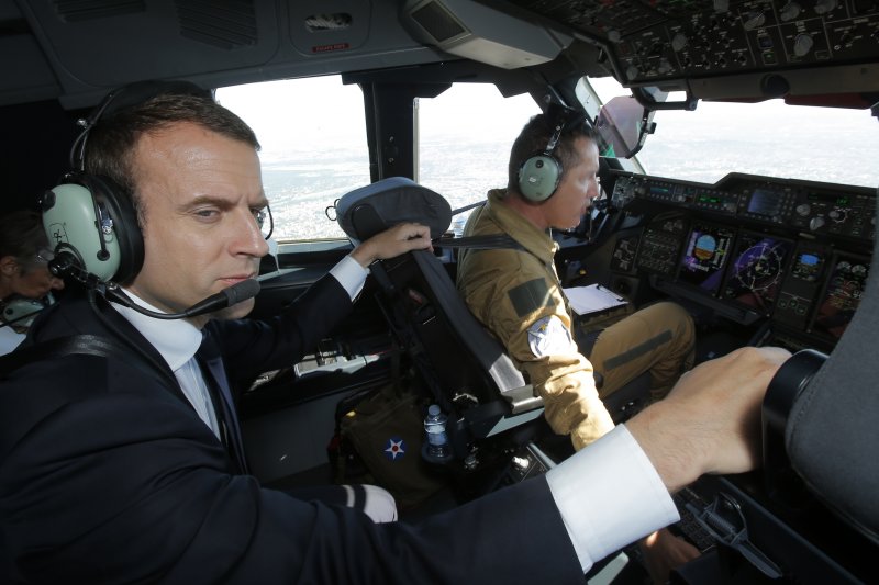 法國總統馬克宏參觀巴黎空展（Paris Air Show），登上一架Airbus A400M運輸機（AP）