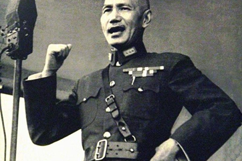 1937年，盧溝橋事變發生。隨後的7月17日，時任中華民國實際最高領導人的國民政府行政院院長兼國民政府軍事委員會委員長蔣中正，在江西廬山發表了著名的「最後關頭」演說，此演說稱為《廬山聲明》。（資料照））